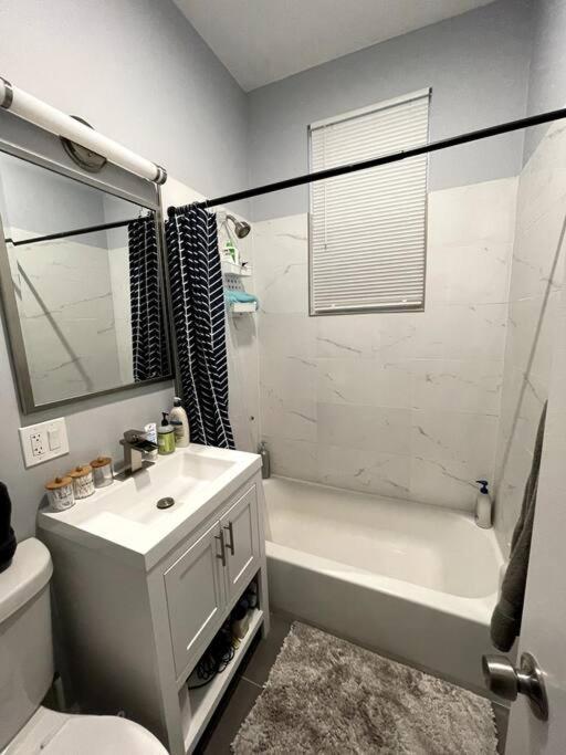 Lovely Logan Square 2-Bedroom In 시카고 외부 사진