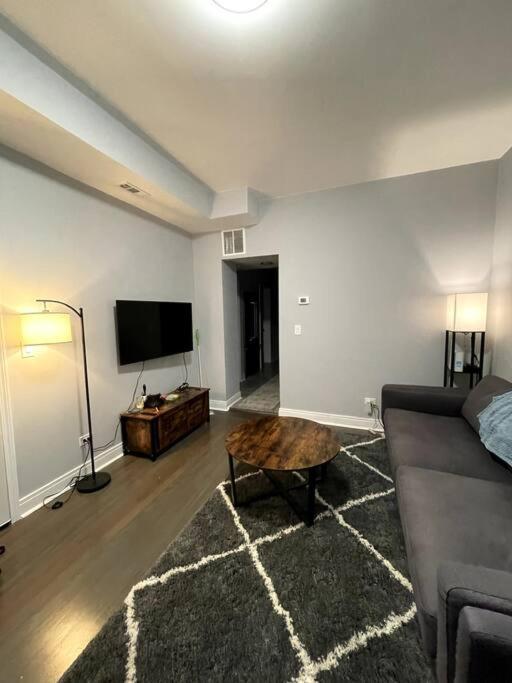 Lovely Logan Square 2-Bedroom In 시카고 외부 사진